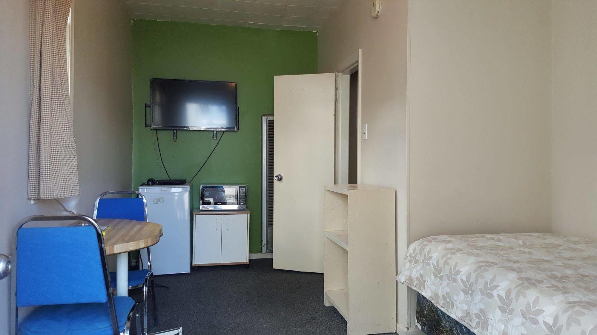 Hat Motel Медисин Хет Екстериор снимка